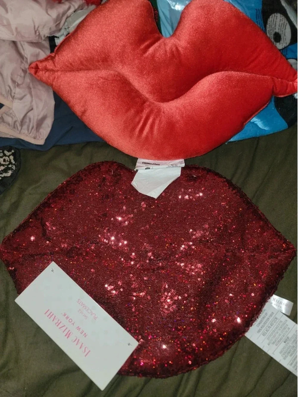 Bundle lip pillow / 2 Isaac Miztahi lip sequins placemats